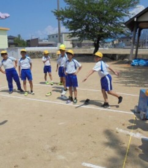 運動委員会の企画「サンダル飛ばし」